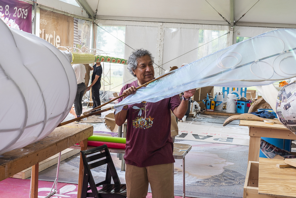 Héctor Castellanos Lara, Lead Artist, Parade the Circle placing the wings on his dragonfly creation