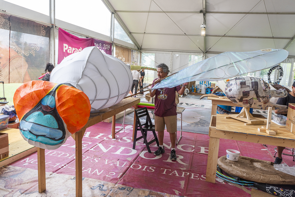 Héctor Castellanos Lara, Lead Artist, Parade the Circle placing the wings on his dragonfly creation