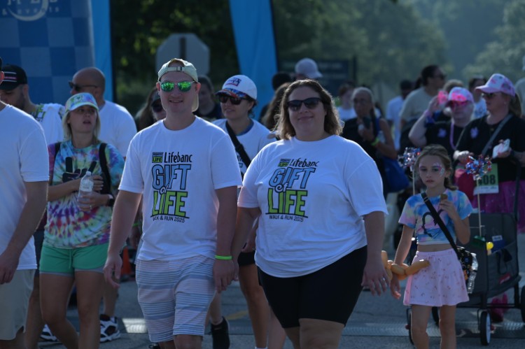 Participants in the 2025 Lifebanc Gift of Life one-mile fun walk
