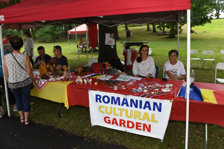 The Romanian Garden table