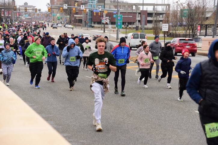 Peter Dyczkiewycz, in royal blue (bib 160) placed second, men ages 75-79, in the 5-Mile race.