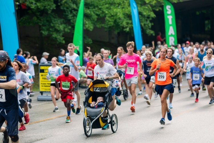 Walkers and runners at Gift of Life