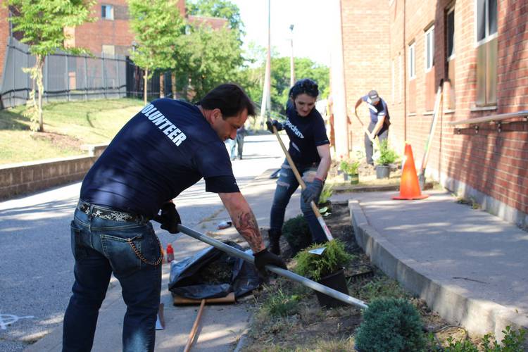 Spectrum employee volunteers help landscape the outside of the Lakeview Terrace Community Center as part of its Spectrum Community Center Assist program launched with Cuyahoga Metropolitan Housing Authority in 2022.