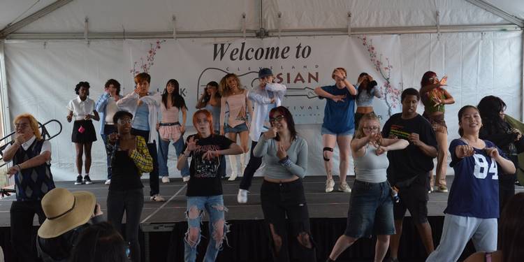KPop random dance play.