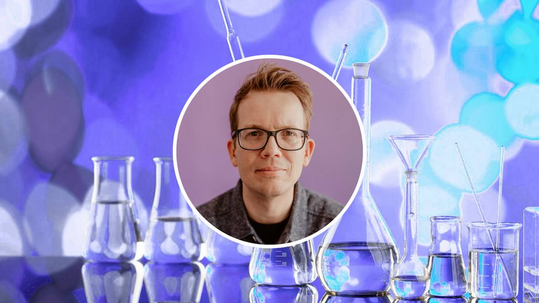 science communicator, YouTuber, and novelist Hank Green.