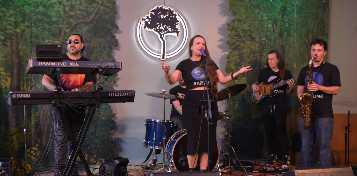 The Mars Express brought the jazz and soul to the Treelawn stage.