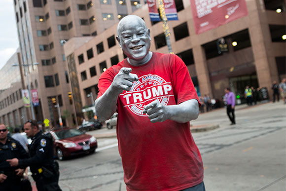 Entertainers taking advantage of the large crowds on the streets