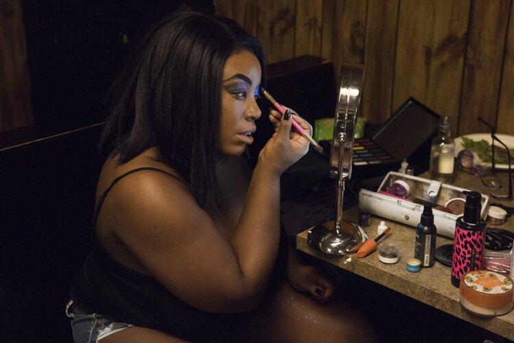 Nox Falls prepares backstage for the The 7th Annual Ohio Burlesque Festival 2017