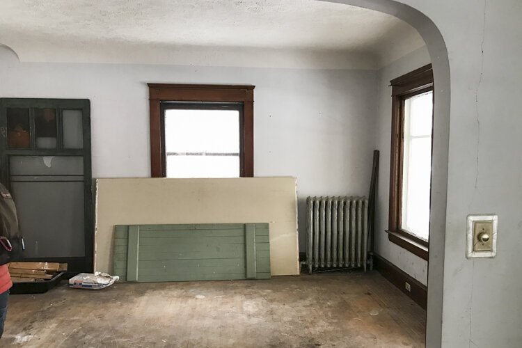 Daisy Avenue home living room before renovations.