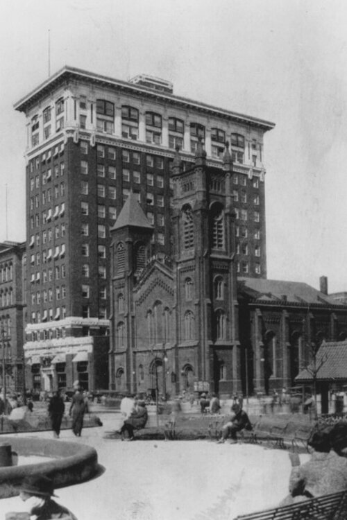 The Old Stone Church (First Presbyterian Church) on Public Square, flanked by the Cleveland Electric Illuminating building, ca. 1910.